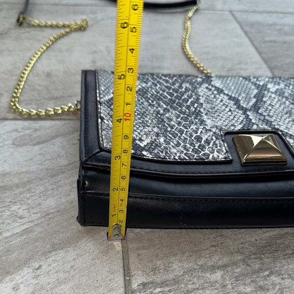 Neiman Marcus- Chic Black and Gray Snake Print Women's Bag - Picture 10 of 12